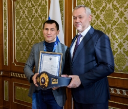 Андрей Травников поздравил Романа Власова с победой